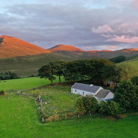 Thistle Thatch Cottage And Hot Tub - Mourne Mountains Newcastle  Dış mekan fotoğraf